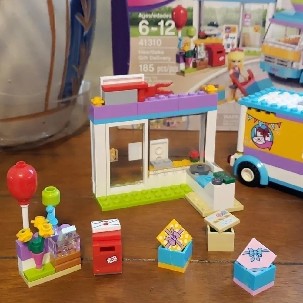 LEGO FRIENDS HEARTLAKE GIFT DELIVERY (RETIRED)